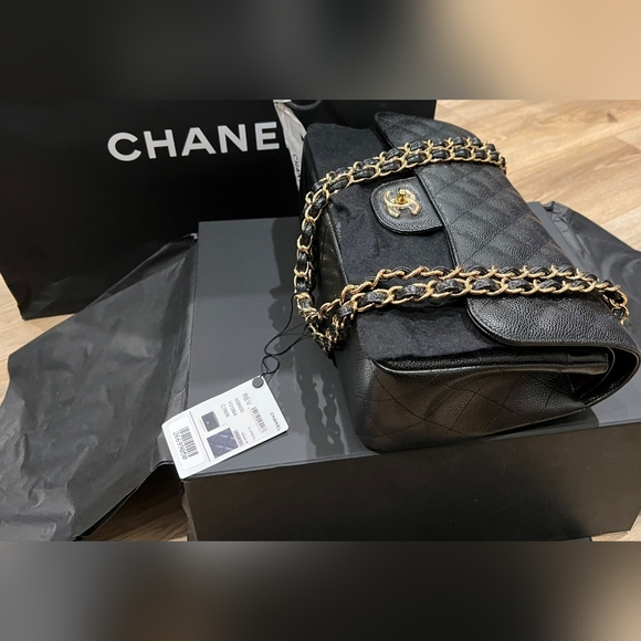 Gorgeous Chanel Black Quilted  Shoulder Bag with Gold Chain 💯Fabulous - Picture 11 of 16